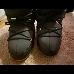 Limited edition Moon boots  US 5/6